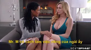 Cô giáo dạy sinh học gợi cảm lộ mặt và quan hệ tình dục với nam sinh tại nhà. Cô ấy mặc đồ lụa đen và đi giày cao gót và quyến rũ cậu bé liếm âm hộ của mình. Cô ấy quan hệ với cậu bé trên giường và dưới gầm giường, rên rỉ và rên rỉ.