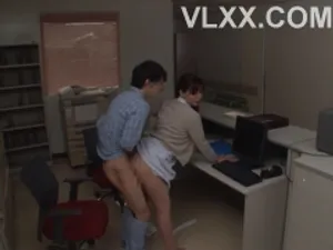 Má kế ôn bài cho cậu con trai trước kỳ thi với phần thưởng hấp dẫn